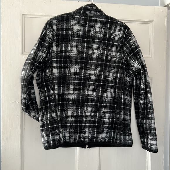 Reversible Woman’s full, zip, fleece jacket, size L, black and white. - Picture 5 of 7